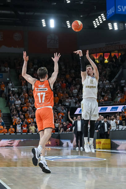 一位年纪轻 一位年纪轻